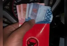 Cek Fakta: Beredarnya Foto Amplop Merah Lambang PDI-P dengan Isi Rp.300.000 di Medsos Video Viral di Sampang Surat Suara Sudah Tercoblos 02, KPU: Narasi Hoaks