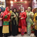 Tenunan Khas Daerah Sultra Tampil di Ajang Indonesia Fashion Week 2024 Tenunan Khas Daerah Sultra Tampil di Ajang Indonesia Fashion Week 2024