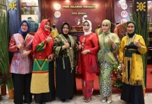 Tenunan Khas Daerah Sultra Tampil di Ajang Indonesia Fashion Week 2024 Tenunan Khas Daerah Sultra Tampil di Ajang Indonesia Fashion Week 2024