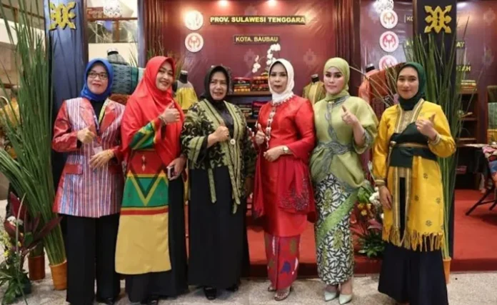 Tenunan Khas Daerah Sultra Tampil di Ajang Indonesia Fashion Week 2024
