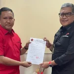 PDIP Beri Surat Tugas La Ode Darwin untuk Maju di Pilkada Mubar PDIP Beri Surat Tugas La Ode Darwin untuk Maju di Pilkada Mubar