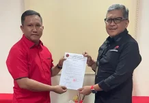PDIP Beri Surat Tugas La Ode Darwin untuk Maju di Pilkada Mubar PDIP Beri Surat Tugas La Ode Darwin untuk Maju di Pilkada Mubar