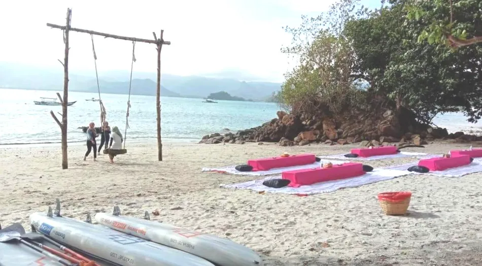 Pantai Seindah Mutiara di Buton Tengah