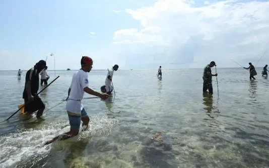 Keseruan Menombak Ikan di Wasuemba Keseruan Menombak Ikan di Wasuemba