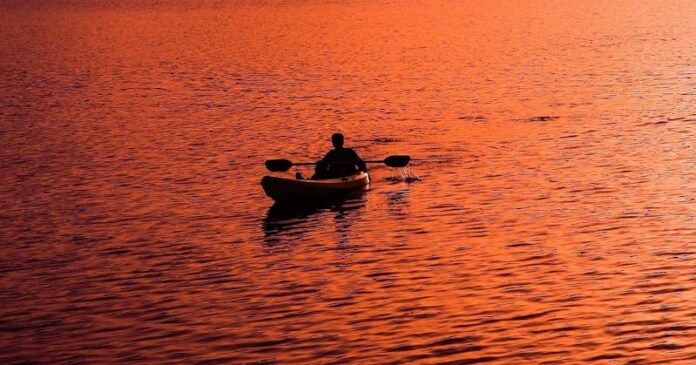 Pantai Sensasi Bermain Kayak di Tanjung Malaha