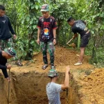 TNI Bersama Masyarakat Gotong Royong Bangun MCK di Desa Aseminunulai TNI Bersama Masyarakat Gotong Royong Bangun MCK di Desa Aseminunulai
