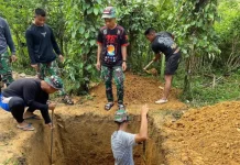 TNI Bersama Masyarakat Gotong Royong Bangun MCK di Desa Aseminunulai TNI Bersama Masyarakat Gotong Royong Bangun MCK di Desa Aseminunulai