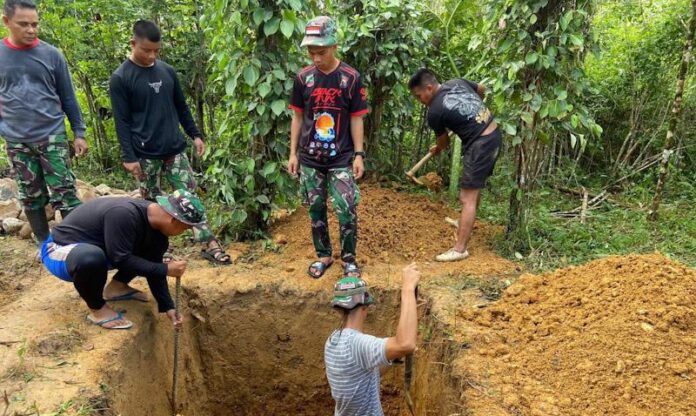 TNI Bersama Masyarakat Gotong Royong Bangun MCK di Desa Aseminunulai