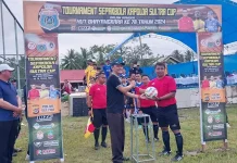Polres Konut Resmikan Turnamen Sepak Bola Kapolda Sultra Cup Dalam rangka peringatan Hari Bhayangkara ke-78, Kepala Polres Konawe Utara (Konut), AKBP Priyo Utomo, resmi membuka turnamen sepak bola Kapolda Sultra Cup 2024 di lapangan sepak bola Molawe, Rabu (24/7/2024).