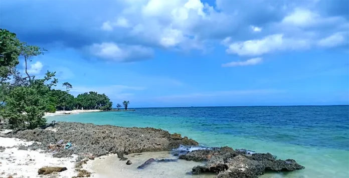 Panorama Unik Pantai Karang Empat Bombana