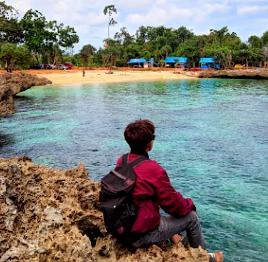 Panorama Unik Pantai Karang Empat Bombana