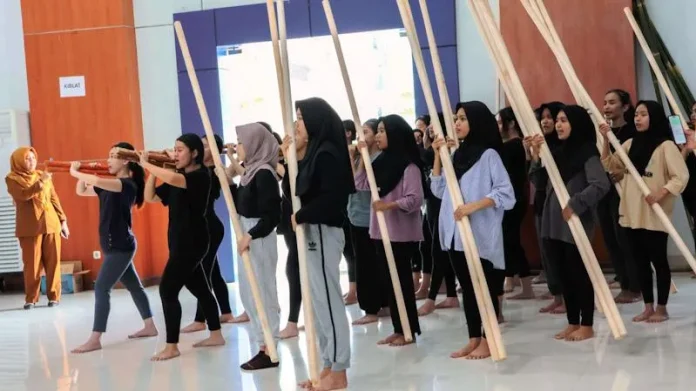 Tarian Sultra Semarakkan HUT RI di Istana Negara pada Sesi Penurunan Bendera Tarian Sultra Semarakkan HUT RI di Istana Negara pada Sesi Penurunan Bendera