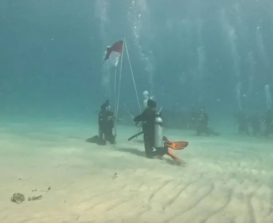 Puluhan Penyelam Meriahkan Pengibaran Bendera Bawah Laut di Desa Wisata Namu Puluhan Penyelam Meriahkan Pengibaran Bendera Bawah Laut di Desa Wisata Namu