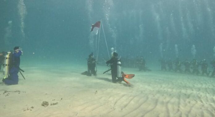 Puluhan Penyelam Meriahkan Pengibaran Bendera Bawah Laut di Desa Wisata Namu