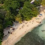 Menikmati Kebersamaan Keluarga di Pantai Nirwana Baubau