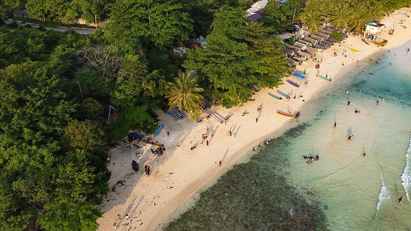 Menikmati Kebersamaan Keluarga di Pantai Nirwana Baubau