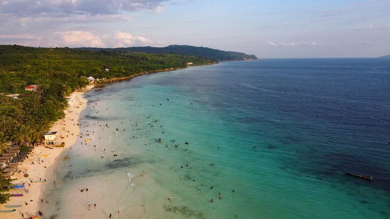 Menikmati Kebersamaan Keluarga di Pantai Nirwana Baubau