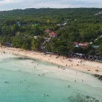 Menikmati Kebersamaan Keluarga di Pantai Nirwana Baubau Menikmati Kebersamaan Keluarga di Pantai Nirwana Baubau