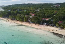 Menikmati Kebersamaan Keluarga di Pantai Nirwana Baubau Menikmati Kebersamaan Keluarga di Pantai Nirwana Baubau