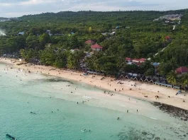 Menikmati Kebersamaan Keluarga di Pantai Nirwana Baubau Menikmati Kebersamaan Keluarga di Pantai Nirwana Baubau