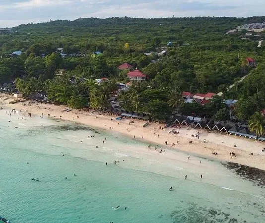 Menikmati Kebersamaan Keluarga di Pantai Nirwana Baubau Menikmati Kebersamaan Keluarga di Pantai Nirwana Baubau