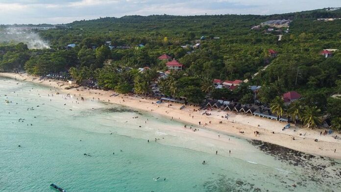 Menikmati Kebersamaan Keluarga di Pantai Nirwana Baubau