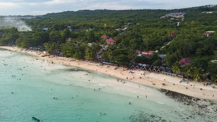 Menikmati Kebersamaan Keluarga di Pantai Nirwana Baubau