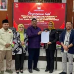 KPU Sultra Serahkan Hasil Verifikasi Administrasi Calon Gubernur dan Wakil Gubernur 2024 KPU Sultra Serahkan Hasil Verifikasi Administrasi Calon Gubernur dan Wakil Gubernur 2024