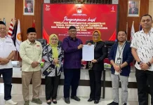 KPU Sultra Serahkan Hasil Verifikasi Administrasi Calon Gubernur dan Wakil Gubernur 2024 KPU Sultra Serahkan Hasil Verifikasi Administrasi Calon Gubernur dan Wakil Gubernur 2024