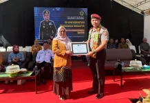 Rektor UMW Kendari Terima Penghargaan dari BNN Sultra Rektor UMW Kendari Terima Penghargaan dari BNN Sultra