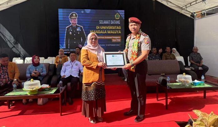 Rektor UMW Kendari Terima Penghargaan dari BNN Sultra