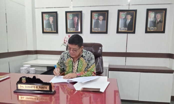 Sekretaris DPRD Kabupaten Konut, Suharto