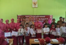 Kapolres Bersama Ketua Bhayangkari Cabang Konut Berikan Makan Sehat Bergizi untuk Pelajar SD