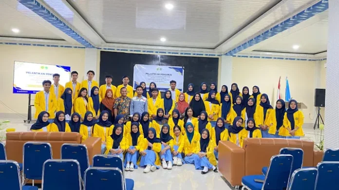 Dekan Fakultas Sains dan Teknologi Kendari Resmi Lantik Pengurus HMPS S1 Farmasi Periode 2025-2026