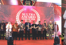 Rektor UMW Kendari Raih Penghargaan Bergengsi pada Sultra Award Kendari Pos 2025 Rektor UMW Kendari Raih Penghargaan Bergengsi pada Sultra Award Kendari Pos 2025
