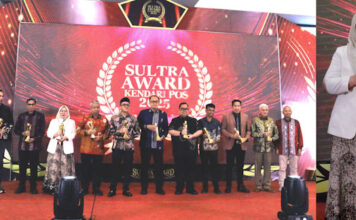Rektor UMW Kendari Raih Penghargaan Bergengsi pada Sultra Award Kendari Pos 2025 Rektor UMW Kendari Raih Penghargaan Bergengsi pada Sultra Award Kendari Pos 2025