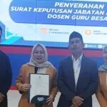 Rektor UMW Kendari Terima SK Guru Besar Rektor UMW Kendari Terima SK Guru Besar
