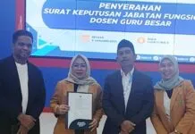Rektor UMW Kendari Terima SK Guru Besar Rektor UMW Kendari Terima SK Guru Besar