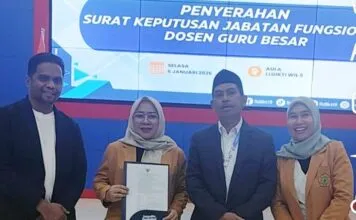 Rektor UMW Kendari Terima SK Guru Besar Rektor UMW Kendari Terima SK Guru Besar