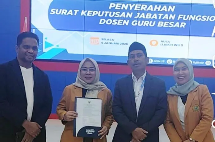 andilukman Rektor UMW Kendari Terima SK Guru Besar