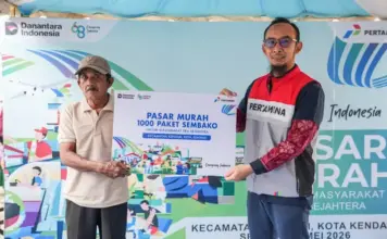 Pertamina Patra Niaga Salurkan 1.000 Paket Sembako Bersubsidi untuk Warga Kendari Pertamina Patra Niaga Salurkan 1.000 Paket Sembako Bersubsidi untuk Warga Kendari
