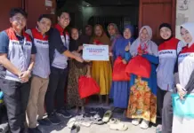 Pertamina Bagikan Sembako Gratis untuk 153 Warga di Makassar Pertamina Bagikan Sembako Gratis untuk 153 Warga di Makassar