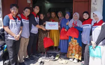 Pertamina Bagikan Sembako Gratis untuk 153 Warga di Makassar Pertamina Bagikan Sembako Gratis untuk 153 Warga di Makassar
