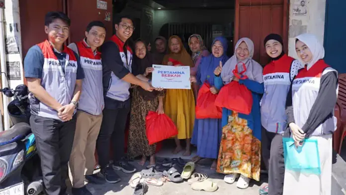 Pertamina Bagikan Sembako Gratis untuk 153 Warga di Makassar